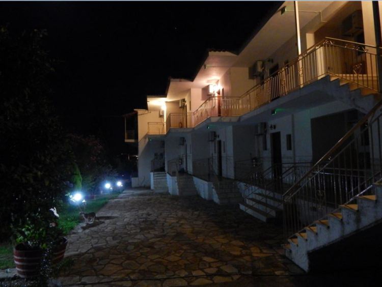 Enoikiazomena diamerismata-Trizonia-Evita Beach-155