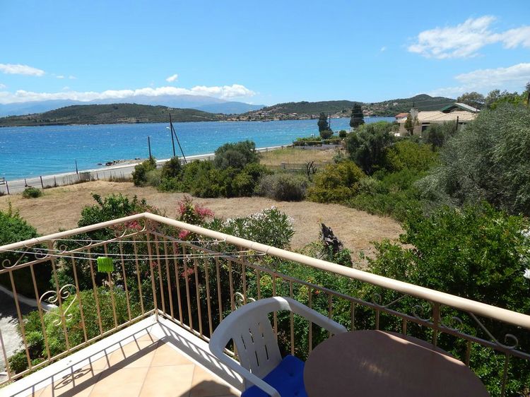 Enoikiazomena diamerismata-Trizonia-Evita Beach 021