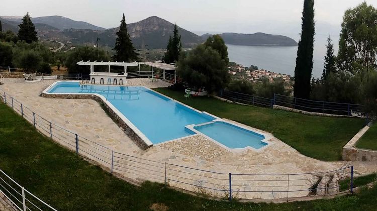 Theasis Hotel Trizonia apo pisina