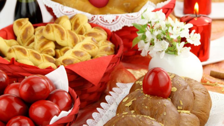tsoureki eggs