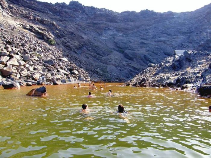 Palaia-Nea Kameni therma nera