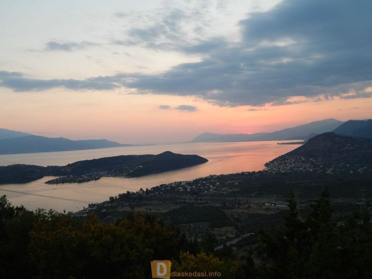 Σπηλιά, Χάνια, Γλυφάδα, Σεργούλα απέναντι από τα Τριζόνια, τέσσερα ψαροχώρια στην αγκαλιά του Κορινθιακού, γιατί κι απέναντι είναι εξίσου ωραία