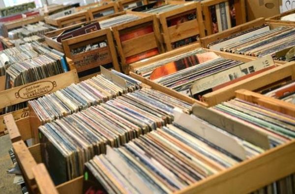 Mega Vinyl Market-2016-1