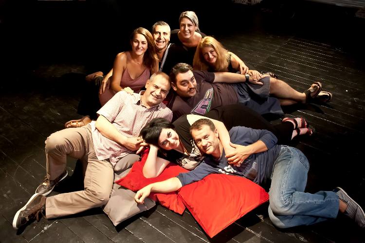 Ανύπαρκτοι Φίλοι του Alan Anyckbourn, σε σκηνοθεσία Κωνσταντίνας Νικολαΐδη στο Θέατρο Αλκμήνη