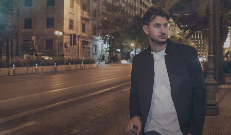 Ο Γιώργος Παπαϊσιδώρου μας παρουσιάζει το νέο του single με τίτλο "Νυχτοπερπατήματα"