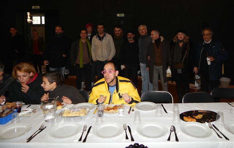 Η A PRIORI, με την Κοινωνική Κουζίνα "Ο Άλλος Άνθρωπος", μια όμορφη παρέα γεμάτη αγάπη και αλληλεγγύη, στο Θέατρο Αλκμήνη στα Κάτω Πετράλωνα μετά την θεατρική παράσταση, Οι 12 ένορκοι 