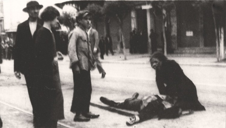 Μια φωτογραφία συγκλονίζει τον Γιάννη Ρίτσο και γράφει τον "Επιτάφιο"