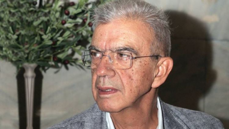 Μένης Κουμανταρέας, ήταν από τους σπουδαιότερους έλληνες πεζογράφους, γνωστός στο ευρύ κοινό από το μυθιστόρημά του "Η φανέλα με το 9", που μετέφερε στη μεγάλη οθόνη ο Παντελής Βούλγαρης το 1988