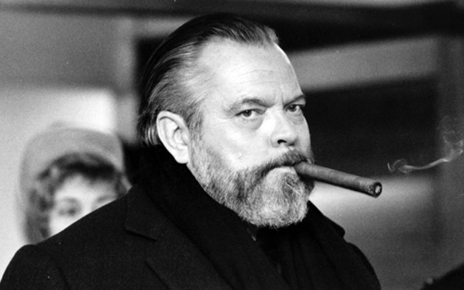 Τζορτζ Όρσον Γουέλς, ήταν Αμερικανός σκηνοθέτης θεάτρου και κινηματογράφου, ηθοποιός, σεναριογράφος και παραγωγός
