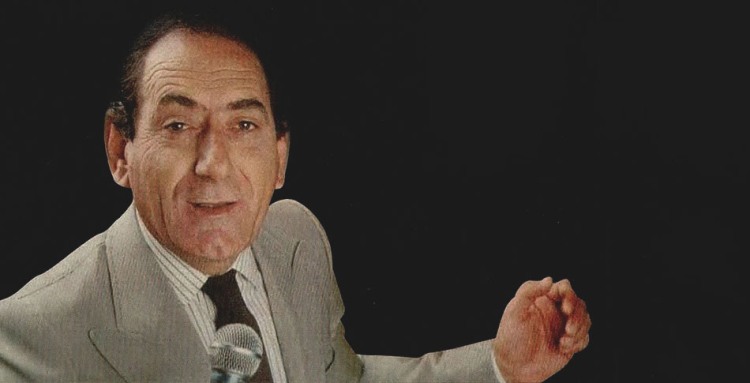 Στράτος Διονυσίου, ήταν από τους μεγαλύτερους Έλληνες λαϊκούς τραγουδιστές