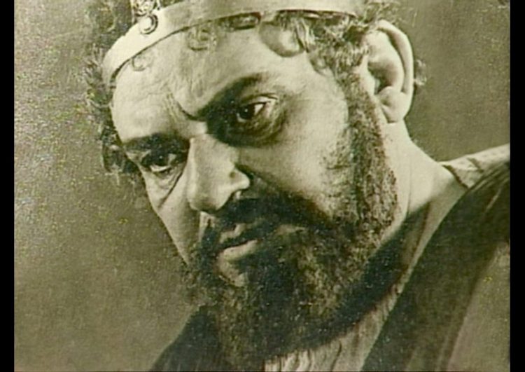 Αιμίλιος Βεάκης, από τους μεγαλύτερους έλληνες ηθοποιούς, διακρίθηκε στους Βαλκανικούς Πολέμους, έλαβε μέρος στην Αντίσταση την Κατοχή ως μέλος του ΕΑΜ, αλλά αργότερα δέχτηκε διώξεις λόγω των αριστερών του πεποιθήσεων