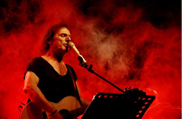 Βασίλης Παπακωνσταντίνου, είναι Έλληνας τραγουδιστής, συνθέτης και στιχουργός