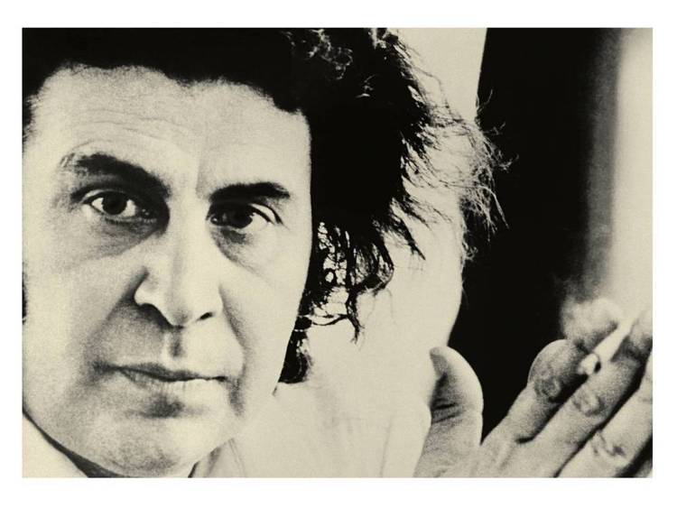 Μίκης Θεοδωράκης, Έλληνας συνθέτης, κρητικής καταγωγής, ένας από τους σημαντικότερους σύγχρονους Έλληνες μουσικοσυνθέτες, υπήρξε πολιτικός, βουλευτής και υπουργός 