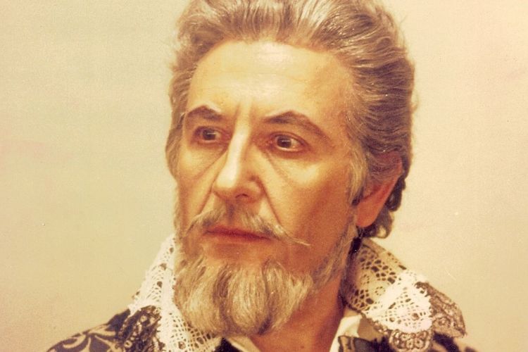 Νίκος Ζαχαρίου, Έλληνας βαθύφωνος