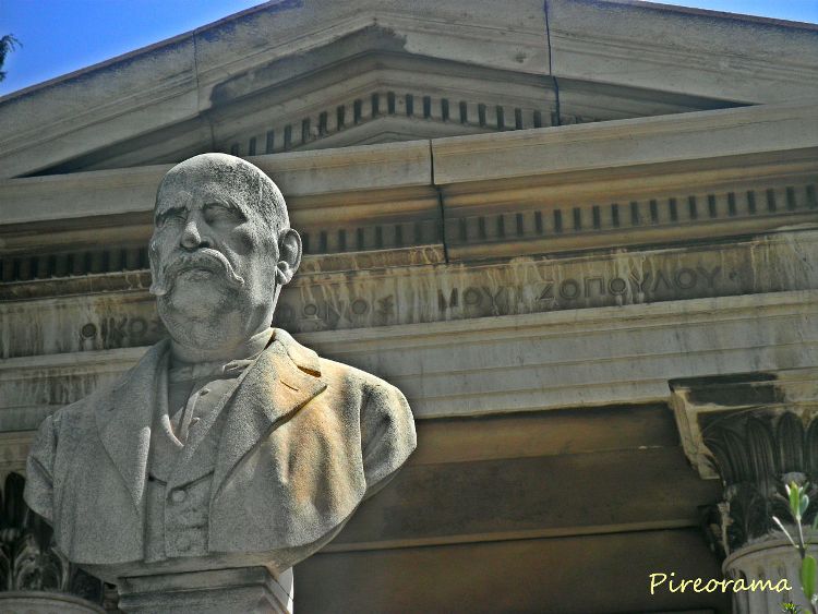 Τρύφων Μουτζόπουλος, ήταν μεγαλέμπορος και δήμαρχος Πειραιά