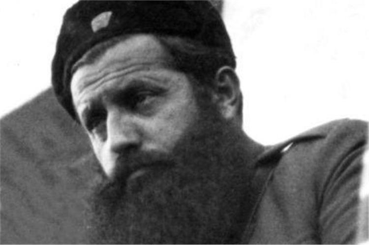 Άρης Βελουχιώτης, ηγετική και συνάμα τραγική μορφή της Εθνικής  Αντίστασης κατά την γερμανοϊτακή κατοχή, υποστράτηγος του ΕΛΑΣ και συμαίνον στέλεχος του κομμουνιστικού κινήματος στην Ελλάδα