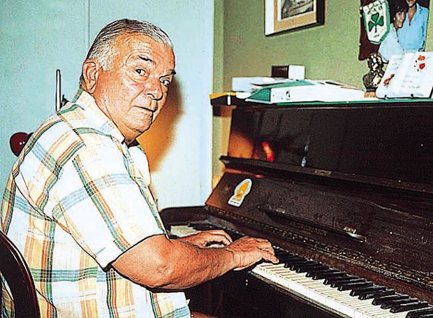 Γιώργος Μουζάκης, Έλληνας μουσικός και συνθέτης κυρίως στο ελαφρό τραγούδι και την επιθεώρηση