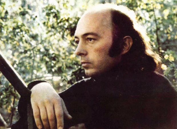 Γιώργος Ζωγράφος, ήταν Έλληνας ηθοποιός και τραγουδιστής, από τους σημαντικούς εκπροσώπους του "Νέου Κύματος"