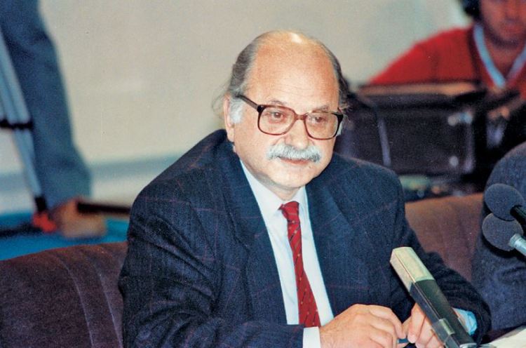Λεωνίδας Κύρκος, ήταν Έλληνας πολιτικός της Αριστεράς, και είχε εκλεγεί πολλές φορές βουλευτής, διετέλεσε πρόεδρος του ΚΚΕ Εσωτερικού και της Ελληνικής Αριστεράς