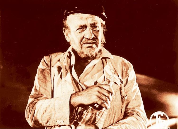 Νότης Περγιάλης, Έλληνας συγγραφέας, ηθοποιός, σκηνοθέτης και στιχουργός