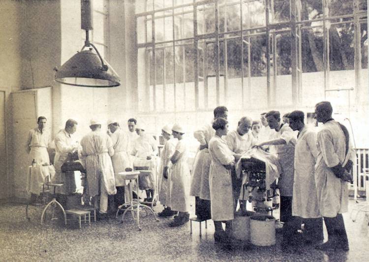 Σπυρίδων Μακρής, ήταν Έλληνας ιατρός, ο πρώτος στην ιστορία καθηγητής της αναισθησιολογίας στην Ελλάδα