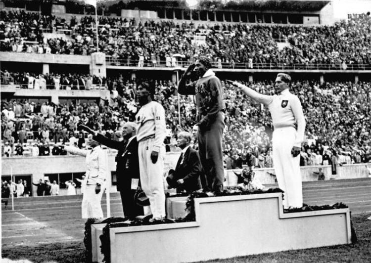 Bundesarchiv Bild 183-G00630 Sommerolympiade Siegerehrung Weitsprung