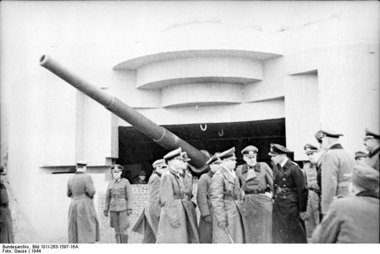Erwin Rommel-Bundesarchiv Bild 101I-263-1597-16A Frankreich Rommel bei Inspektion des Atlantikwalls