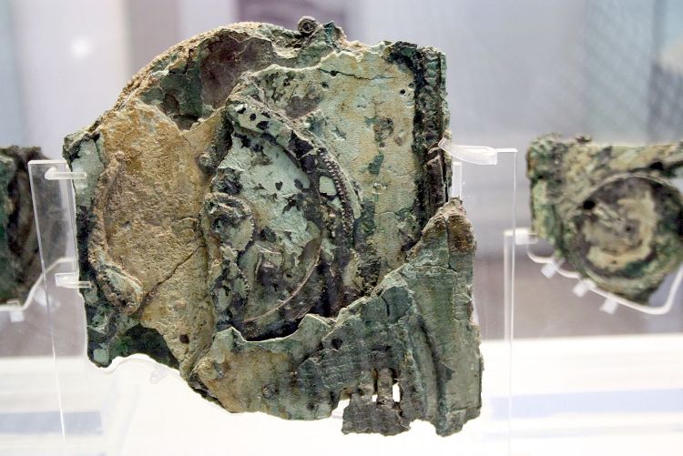 Μηχανισμός των Αντικυθήρων, αποτελεί τον αρχαιότερο γνωστό πολύπλοκο, πλανητικής λειτουργίας, μηχανισμό και αποκαλείται ως ο πρώτος γνωστός αναλογικός υπολογιστής