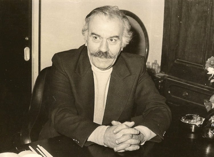 Μέντης Μποσταντζόγλου, γνωστός περισσότερο με το ψευδώνυμο Μποστ, ήταν Έλληνας σκιτσογράφος και γελοιογράφος, θεατρικός συγγραφέας, στιχουργός και ζωγράφος