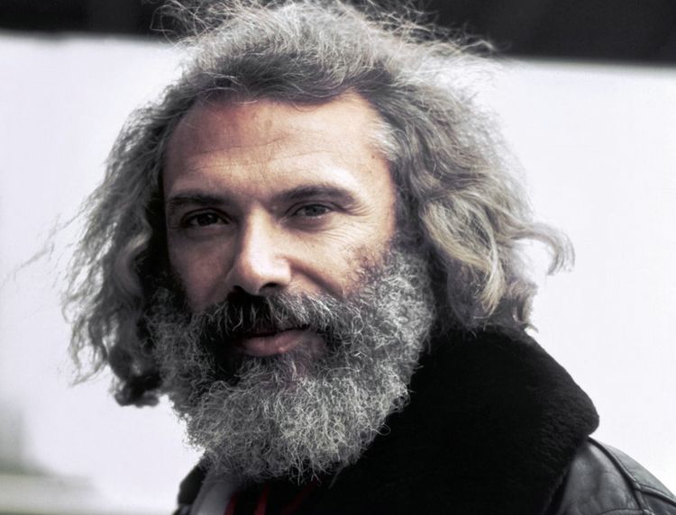 Ζωρζ Μουστακί, ήταν Γάλλος τραγουδιστής και συνθέτης, η οικογένειά του ήταν Έλληνες Σεφαραδίτες Εβραίοι από την Κέρκυρα
