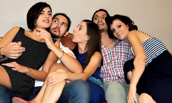 Δωρεάν 3 διπλές προσκλήσεις, την Παρασκευή 7 Νοεμβρίου 2014 μαζί με ένα ποτήρι κρασί ή μπύρα στον καθένα, για την παράσταση, Οι 5χ4 Αυτοσχεδιάζουν, στον Χώρο Τέχνης 92 Art στην Δάφνη