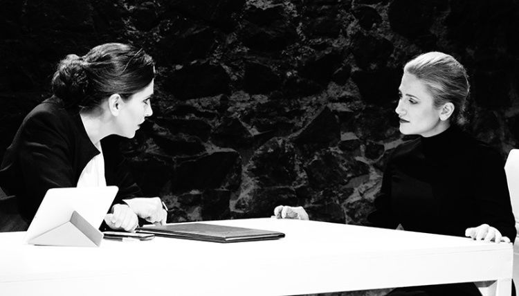 Δωρεάν 2 διπλές προσκλήσεις για την θεατρική παράσταση, Contractions του Βρετανού ΜΑΙΚ ΜΠΑΡΤΛΕΤ, στο Θέατρο Αλκμήνη στα Κάτω Πετράλωνα την Τετάρτη 30 Μαρτίου 2016