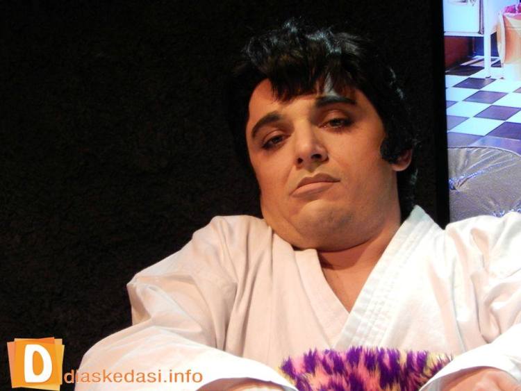 Mageirevontas me ton Elvis 08