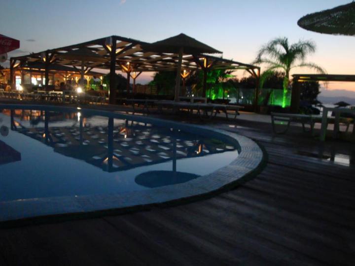 Azul Beach Bar, Στο Χαλκούτσι – Ωρωπό και πάνω στη θάλασσα, μέσα σε ένα υπέροχο περιβάλλον γεμάτο διασκέδαση