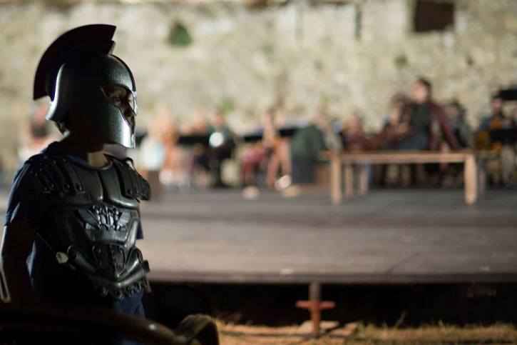 Σάββατο 20 Ιουλίου 2013, το Δημοτικό Περιφερειακό Θέατρο Πάτρας παρουσιάζει τις Τρωάδες την πιο δημοφιλή από τις σωζόμενες τραγωδίες του Ευριπίδη