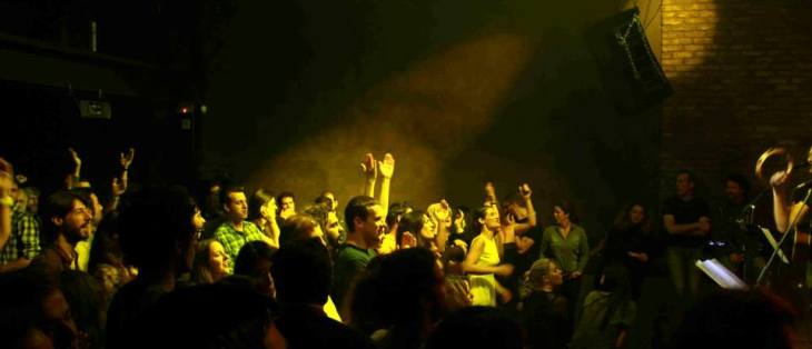 Κυριακή 9 Μαρτίου 2014, Sgt. Pepper's Beatles Tribute Band Live, στο ΣΤΑΥΡΟ ΤΟΥ ΝΟΤΟΥ CLUB στο Νέο Κόσμο