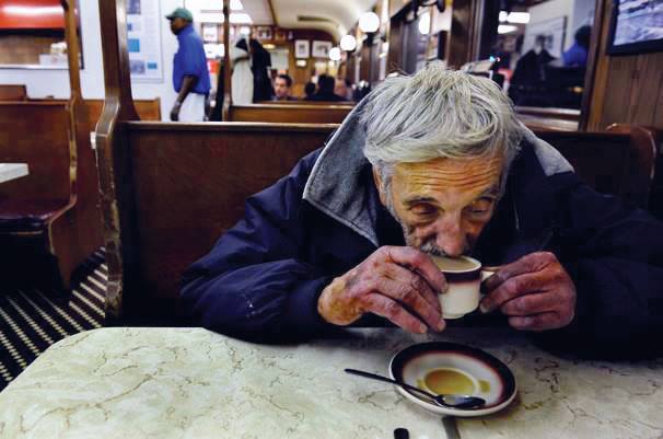 Στην Αθήνα, ένας κερασμένος καφές περιμένει ανθρώπους που δεν έχουν τη δυνατότητα να τον πληρώσουν και τα πρώτα καφέ του δικτύου