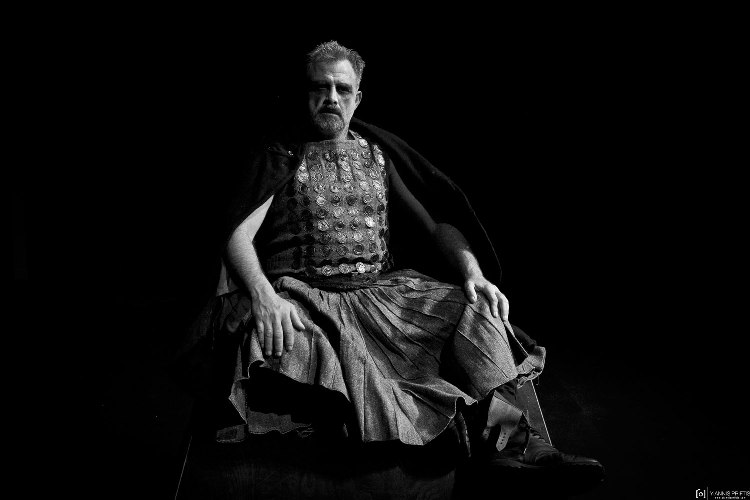 Δωρεάν 2 διπλές προσκλήσεις για το Σάββατο 9 Ιουλίου 2016, για την θεατρική παράσταση με τον Πασχάλη Τσαρούχα "Ο ληστής" στο Αίθριο του Δημαρχείου Κηφισιάς