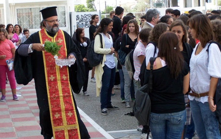 Πέμπτη 12 Σεπτεμβρίου 2013, ένας γρήγορος αγιασμός για όσους δεν πάνε σχολείο, ή ότι άλλο προκύψει στο stand-up comedy, στο Pinokio Roof Bar στο Γουδί  