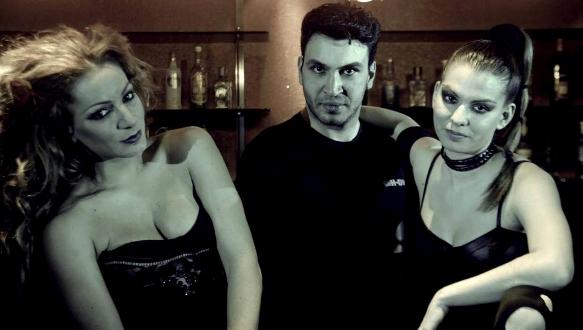Ακούω Φωνές, μια παράσταση που το γέλιο και η διασκέδαση είναι τα δυνατά της σημεία, από την Ομάδα Στίγμα και το Γρηγόρη Πατρικαρέα