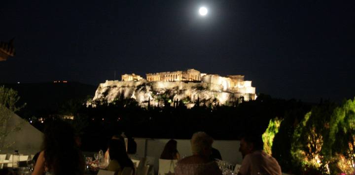 Παρασκευή 13 Ιουνίου 2014, με την πανσέληνο πάνω από την Ακρόπολη και το Συν Αθηνά, (Sin Athina), στο Θησείο στο κέντρο της Αθήνας