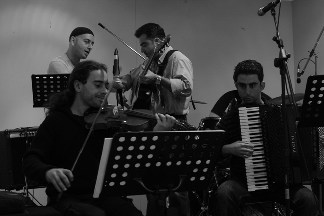 Αυλαία, Κυριακή 21 Απριλίου 2013, το Μικρό Πολυτεχνείο βγάζει τους νέους του στιχουργούς στο φως, στην Μουσική σκηνή Αυλαία στο Βοτανικό